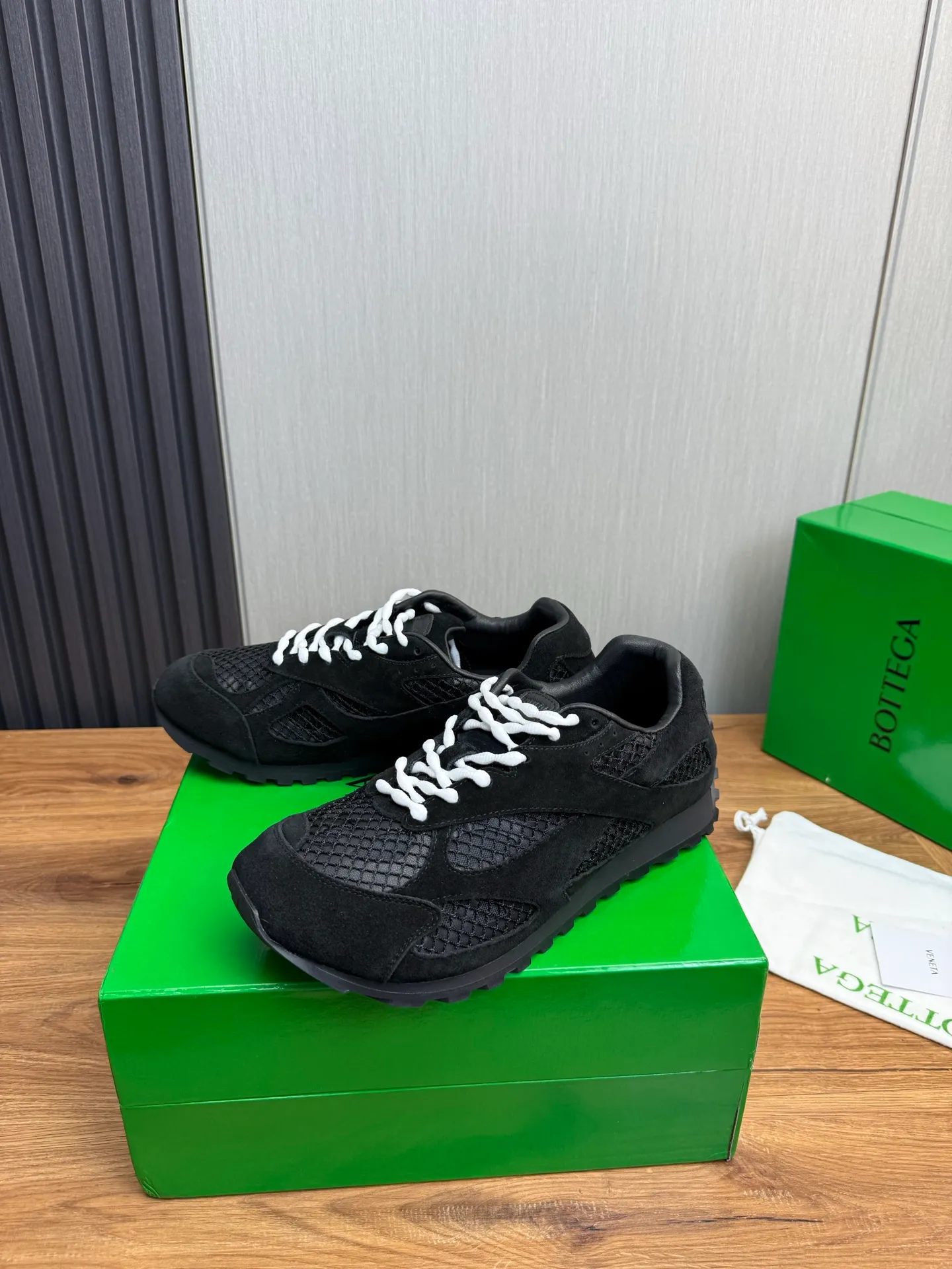 Men's men's shoes 💰660💰Pili BV top version 𝘽𝙊𝙏𝙏𝙀𝙂𝘼 𝙑𝙀𝙉𝙀𝙏𝘼 Orbit sneakers Wang Yibo same style couple style dad shoes 🩷💚 Runner sneakers, made of lightweight technical mesh fabric. Features a geometric patterned rubber outsole. Pay attention to the package craftsmanship ❕ High version shipping ❗️ Very nice, durable to play with and durable to make ✔️ Standard version 💯💯 The outsole is made of color-blocked TPU outsole. Women’s model 35-41 (40 41 customized) Men’s model 39-46 (45.46 customized) Equipped with original packaging